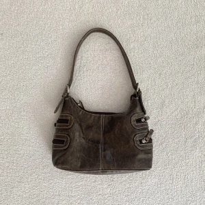 Brun axelväska - Mellanstor vintage axelväska i skinn med snygga silverdetaljer, från okänt märke! 🤍