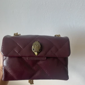 kurt geiger väska - Säljer min kurt geiger väska i skinn då den inte kommer till användning, därav nyskick😍kedjan är lite tjockare vilket jag tycker är en snygg detalj! nypris 2300kr! pris går att diskutera, hör av er vid frågor eller intresse☺️😆🫶