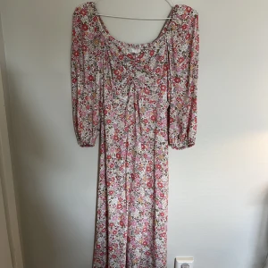 Klänning - En längre blommig klänning från H&M i storlek xs, klänningen är oanvänd så i nyskick. Superfin till sommaren!💐