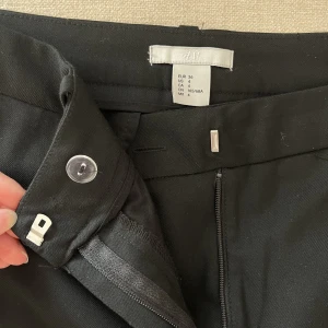 Kostymbyxor  - Svarta kostymbyxor använt fåtal gånger, strl 36. Högmidjade och väldigt sköna.