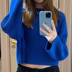 blå stickad tröja  - Superhärlig lite ”chunky” oversize stickad tröja från hm, älskar!! Köpt förra sommaren o säljer då den knappt kommer till användning, därav har den heller inga defekter 🩷Storleken är L men passar mig (lite brett) som en S-M 