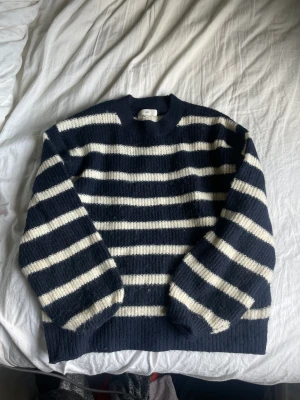 Stickad randig tröja från hm - Skriv vid frågor