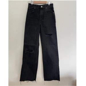 Full lenght jeans från zara i en svart, ”stone washed”-färg. Sparsamt använda i storlek 36.