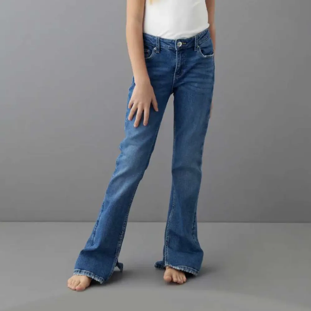 Ett par jeans med en liten slit, använda ett fårtal gånger!. Jeans & Byxor.