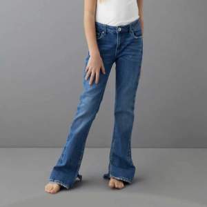 Ett par jeans med en liten slit, använda ett fårtal gånger!