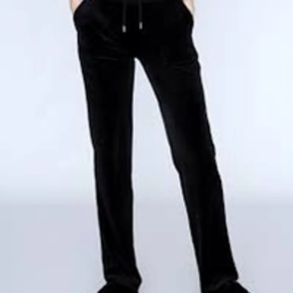 Svarta juicy couture mjukisbyxor. Kommer inte till användning då de är för stora för mig.. Jeans & Byxor.