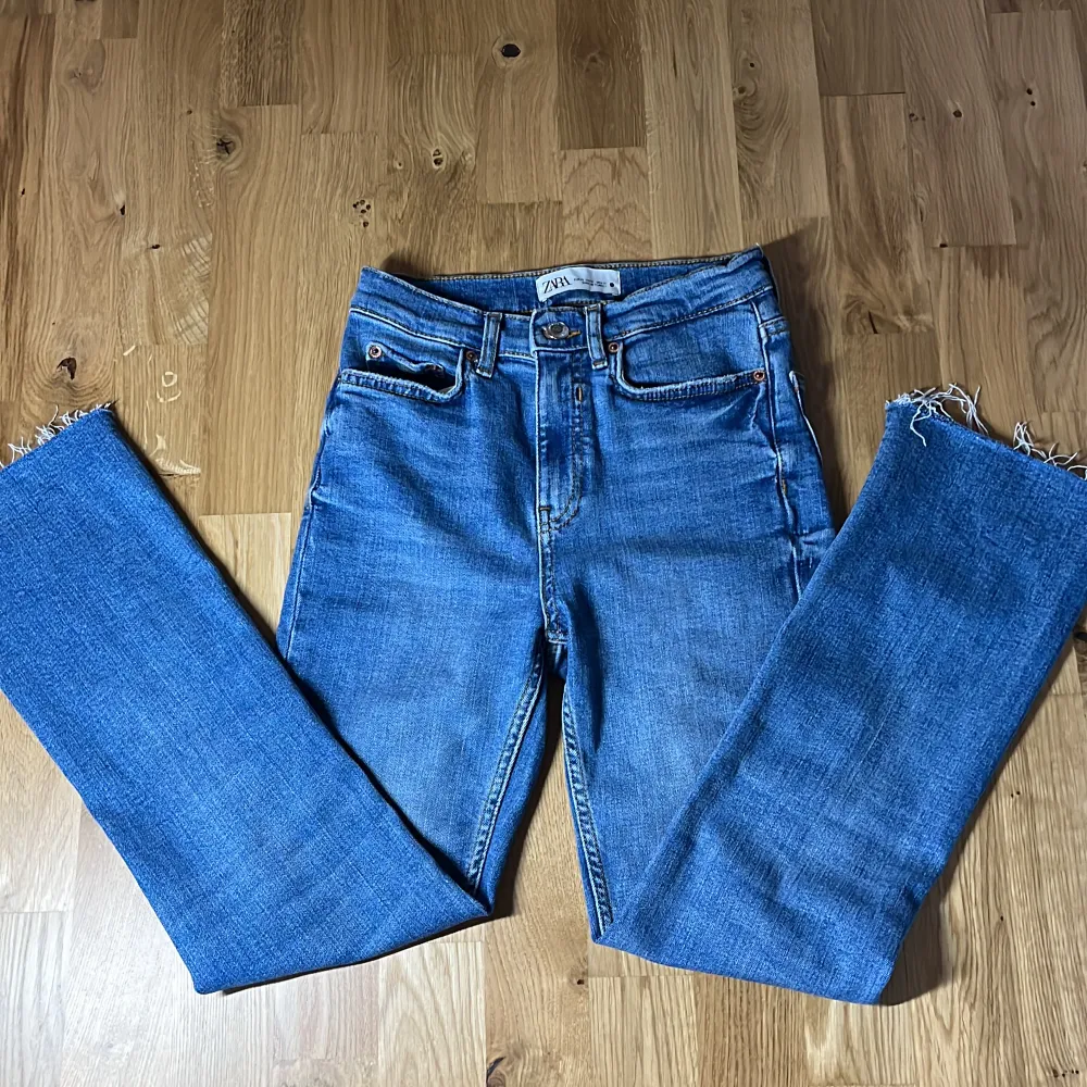 Zara jeans i modellen ”the bootcut”. Nyskick enbart använda 1-2 gånger. Storlek: 32 Midjemått: 63 cm Innerbenslängd: 66 cm. Jeans & Byxor.