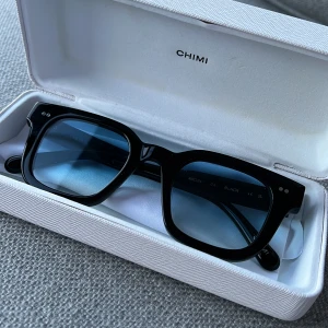 Svarta Chimis 04 - Svarta Chimis modell 04 i väldigt gått skick. Case till brillorna ingår.