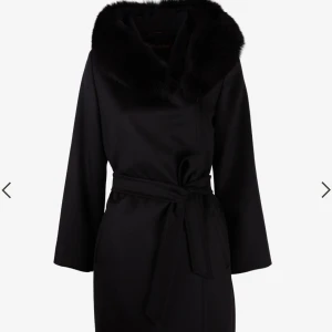 Max mara kappa svart - Säljer denna extremt fina och eleganta kappan från max mara. Nypris ligger på över 13 tusen, mitt pris 6000 men pris kan absolut diskuteras. Storlek M men passar S!
