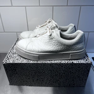 Eytys doja, vita storlek 44 - Storlek 44 Använda men i bra skick, lite crease som inte syns på håll.  Hör av dig om frågor!