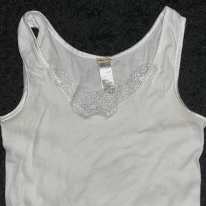 Vit line - Fint linne med fina detaljer 