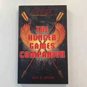 En bok som går in på djupet om bok- och filmserien Hungergames! I perfekt skick och väldigt informativ.