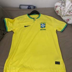 Säljer en oanvänd brasil fotbollströja i storlek M. Vid frågor hör av er.