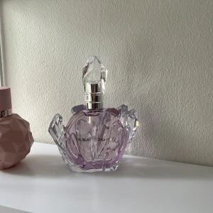 Ariana grande parfym  - Säljer denna parfym för att jag råkade köpa fel☺️ Helt oanvänd och luktar fantastiskt🫶🏻 kontakta mig vid minsta fundering!🩷  Säljer för 400 men jag köpte den för 600🫶🏻