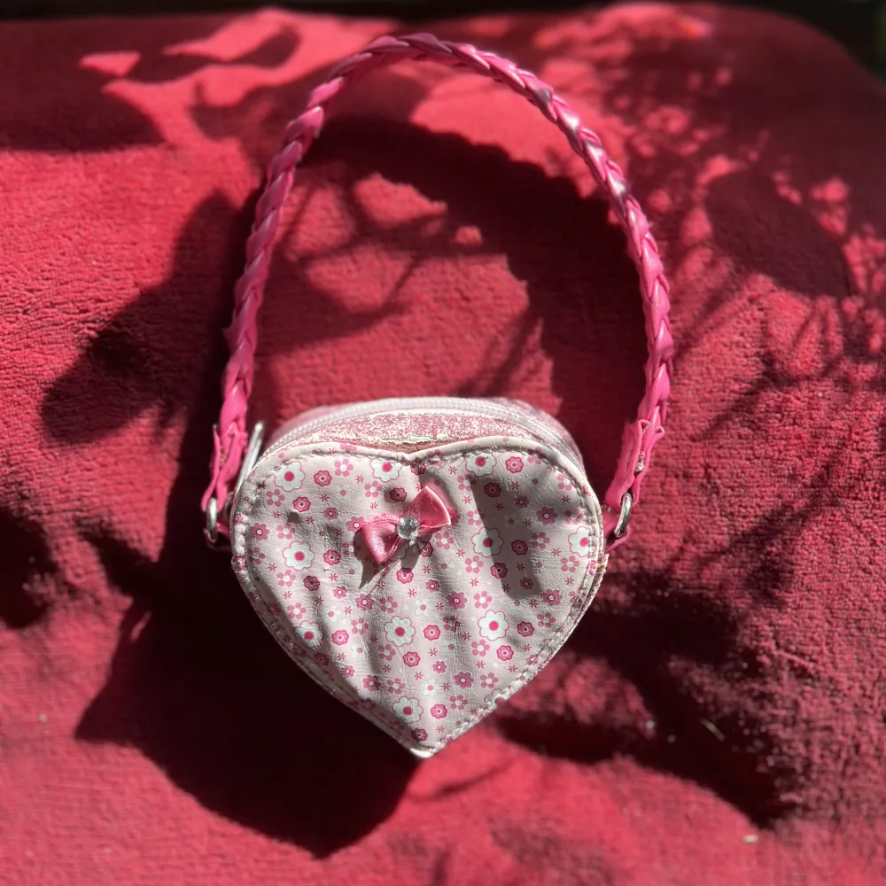 super söt rosa mini väska!! köpt secondhand så rätt väl använd men hur fin som helst fortfarande!. Väskor.