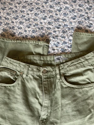 Boulevard Byxor  - Säljer mina gröna jeans från Lager 157 i designen Boulevard. Sparsamt använda och i relativt bra skick. Finns en liten färgklick jag ej får bort vid ena fickan men annars ser allting bra ut✨
