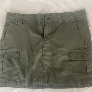 Grön kjol - Skitcool grön kjol, aldrig använd - storlek 36/38💕