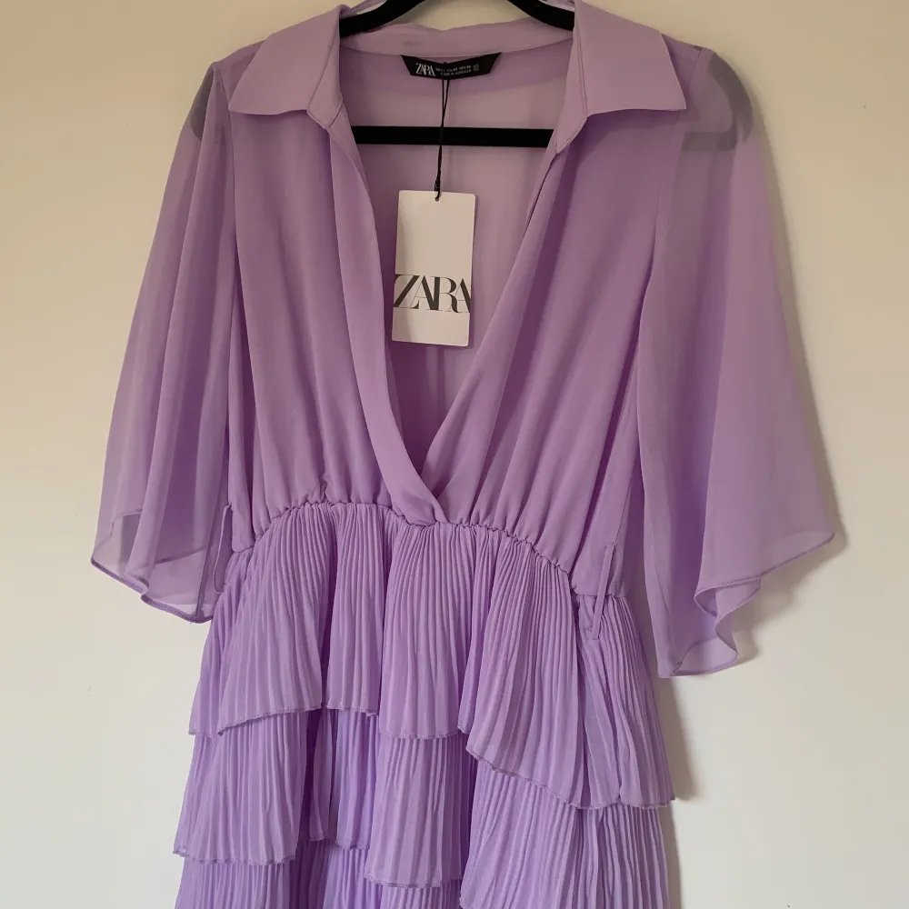 Osäker på om jag vill sälja, men kollar intresset eftersom den inte kommit till användning ännu. Supergullig klänning från ZARA i lavendelfärg. 🌼 Storlek XS men passar även S.. Klänningar.
