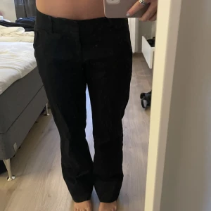 Lågmidjade kostymbyxor  - Bra skick, uppsydda så dom passar mig som är 165. En liten reva som enkelt går att laga. Se andra bilden.