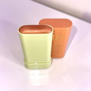 Pixi Bronzer - Pixi On the glow bronzer i softglow. Endast testad och som helt ny! 🤎