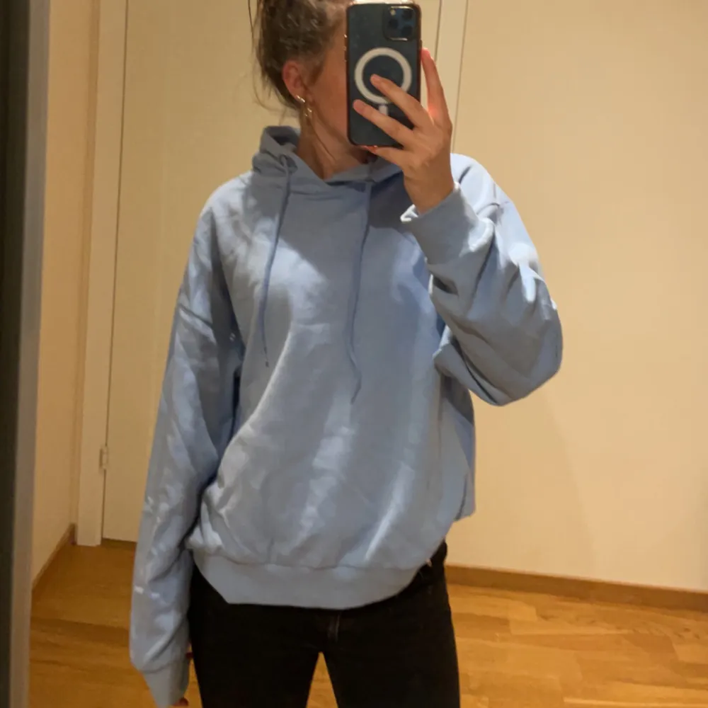 Ljusblå hoodie, storlek s men passar även xs . Tröjor & Koftor.