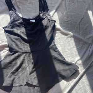 Svart topp - Topp från Gina tricot i bra skick. Säljer för den inte kommer till användning. Skriv för fler bilder!💕