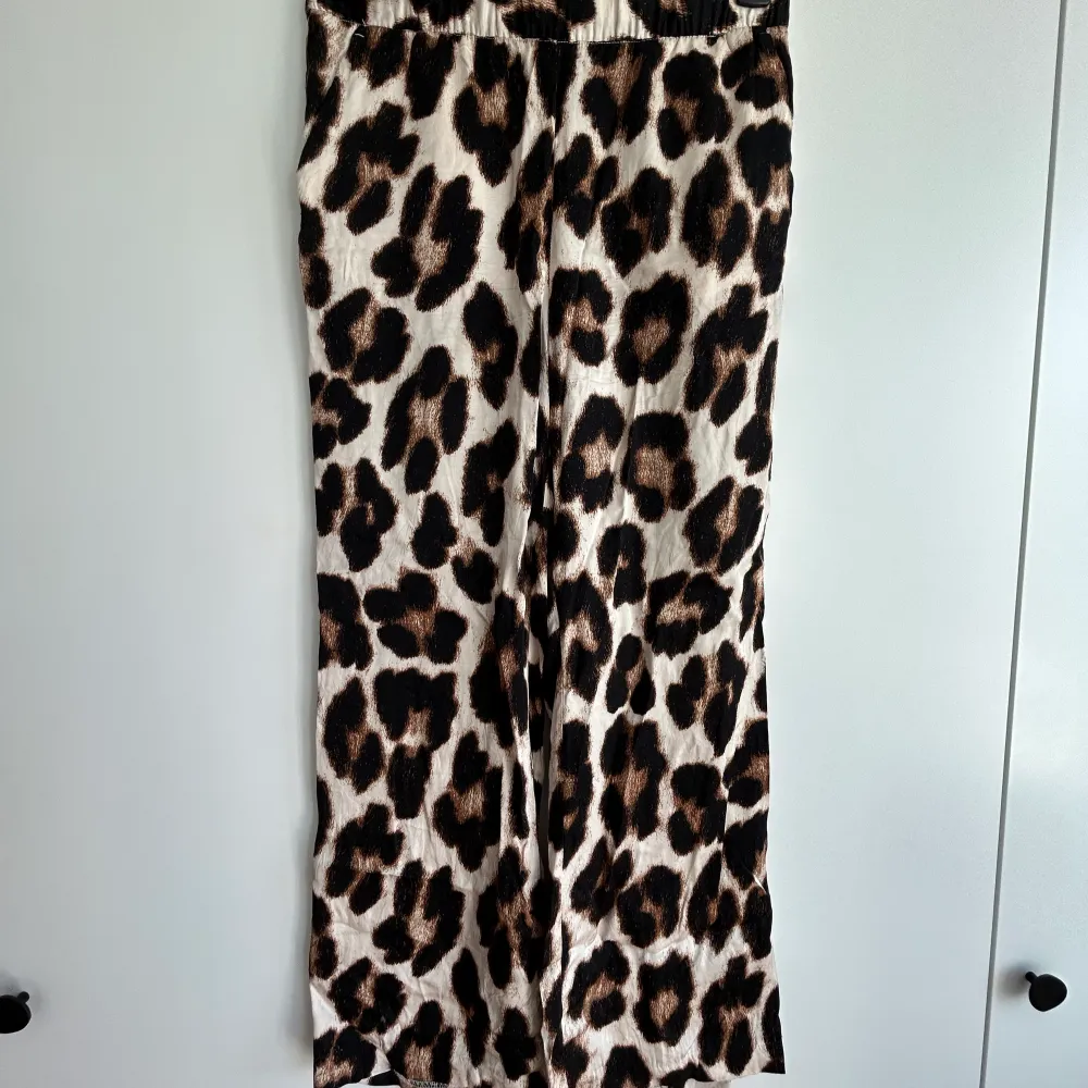 Loose/wide leopard pants in satin. Pockets. . Jeans & Byxor.