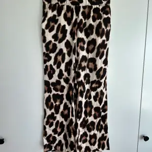 Loose/wide leopard pants in satin. Pockets. 
