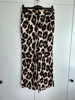 Leopard pants - Loose/wide leopard pants in satin. Pockets. 