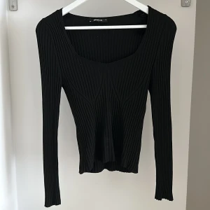 Topp  - Topp från Gina Den är liten i storleken så passar Xs och S. Ser väldigt feminin ut på