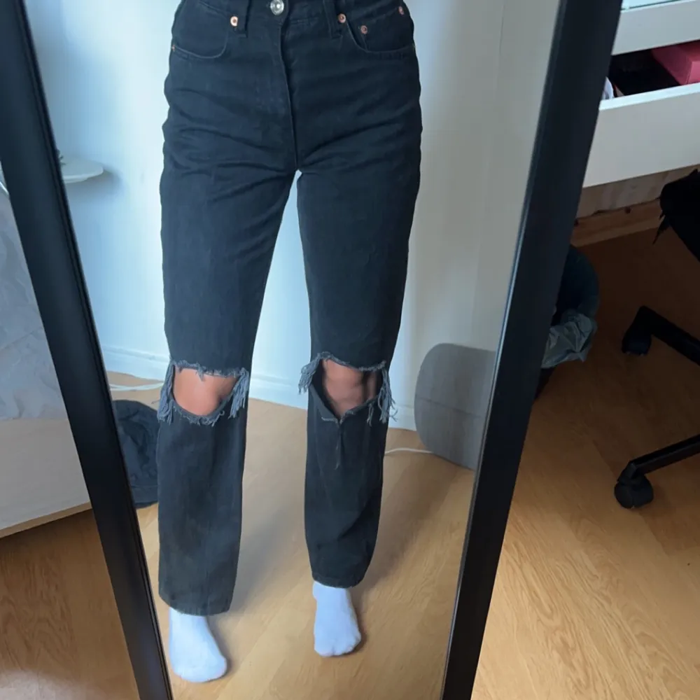 Svarta jenss från Gina tricot i storlek 34, säljs då de är för korta för mig, säljer för 120+frakt🥰. Jeans & Byxor.