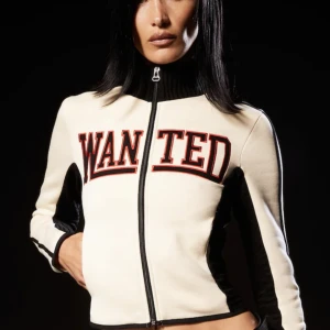 Bella hadid man tröja - WANTED tröja ifrån About you X Bella hadid. Denna tröja är så snygg & extremt cool men den har desvärre bara legat kvar i garderoben de senaste, samt använd fåtalet gånger och i gott skick.   Nypris 800kr☺️💘