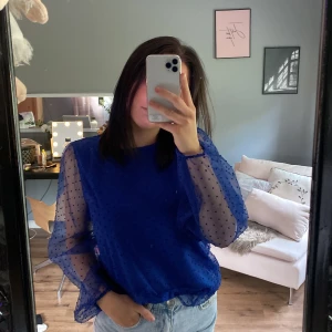 Blå blus - Super fin blå ”prickig” blus från Vila, inget fel på den men får aldrig ett tillfälle att använda den💓