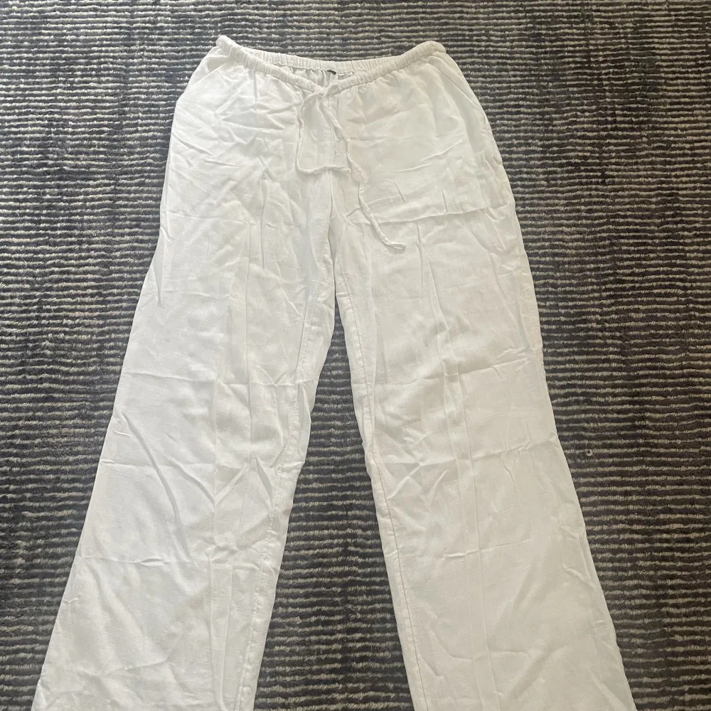 vita lågmidjade linnebyxor från hm. knappt använda! första bilden använd från hms hemsida . Jeans & Byxor.