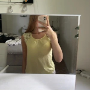 Söt top - Fin top med detaljer över axlarna. Säljer pga att den inte används längre. 