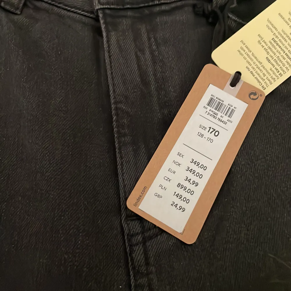 Högmidjde jeans med vida ben från lindex. Aldrig använda och säljer för halva priset. De är endast testade. De går att justera midjan på de. . Jeans & Byxor.