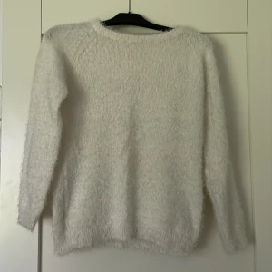 Lurvig tröja  - En vit lurvig tröja, knappt använd och i fint skick. Pris kan diskuteras köparen står för frakt 