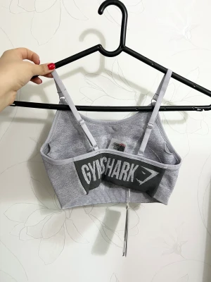 Sport-bh, ny med prislapp  - Passar även XS och XXS då den är stretchig. Ny med prislapp. Blå-grå.