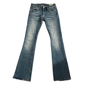 Lågmidjade Crocker jeans! - (Alla egna bilder vara klippt ut bakgrund) Supersnygga lågmidjade crocker jeans i jättebra skick!! Stl 25/32 ( skulle säga ca 32-34 )