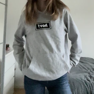 Hov1 hoodie merch - Grå hov1 merch🥰då förra vinnaren på budgivningen inte köpte den behöver jag nu göra en ny annons😅