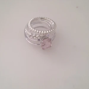 Ringar  - Dom två silvriga ringarna är från glitter och är riktigt silver men den andra är från ur&pen och är inte riktiga dom är tyvärr förstora för mig för jag har xxs i ringar men dom ringarna är s.Ni kan köpa alla eller bara en om bor nära kan jag lämna dom i 📫