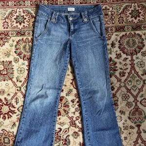 Lågmidjade jeans  - Säljer ett par lågmidjade bootcut jeans med as snygga fickor❤️Köpte de av en tjej på plick men säljer då de inte passade mig❤️