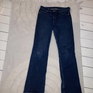 Jeans  - Säljer dessa bootcut jeans från hm i storlek 38. Säljer dom för dom är förstora för mig dom kostar ungefär 299kr ny pris men säljer för 75kr. Skriv privat för flera bilder👍🏽
