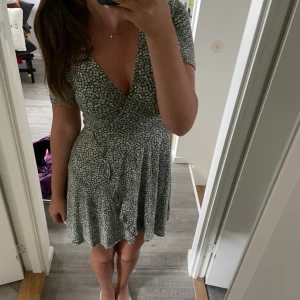 Sommarklänning!! - Jättefin grön sommrig klänning från pull&bear. Använts några gånger men är i super skick! ❤️ pris kan diskuteras, frakt tillkommer 
