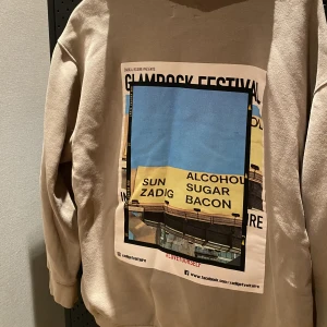 Zadig Voltaire hoddie - Mysig hoddie med Zadigs nya logga 🤎 inga defekter på utsidan, men lite noppig på insidan. Storlek M/L