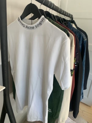 Acne Studios Logo Neck - Väldigt bra skick! Använd fåtal gånger och försiktigt.  Inga fläckar eller liknande. Lite stor i storleken.