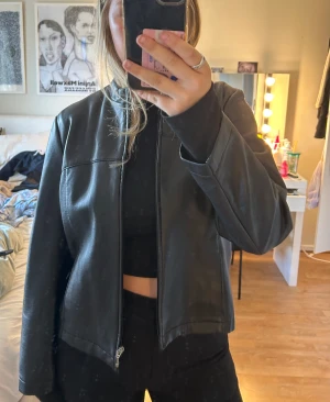 Fake skinnjacka - En supersnygg jacka i tunn skinn imitation. I storlek 42. Ej riktigt skinn!!