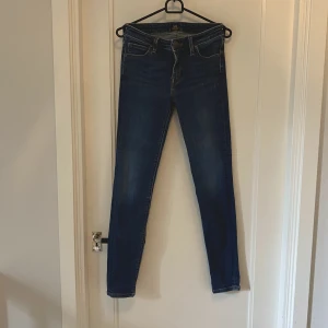 Jeans Lee Scarlett 27/33 - Jeans i bra använt skick.