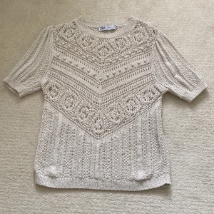 Zara tröja  - Super snygg zara tröja som passar till nästan allt❣️ Den har en liten svart fläck där bak men inget man tänker på💗 skriv privat för fler frågor ❤️‍🔥❤️‍🔥