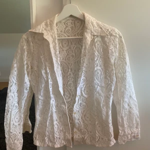 Spets skjorta - Vit spets skjorta i storlek XS från second hand!